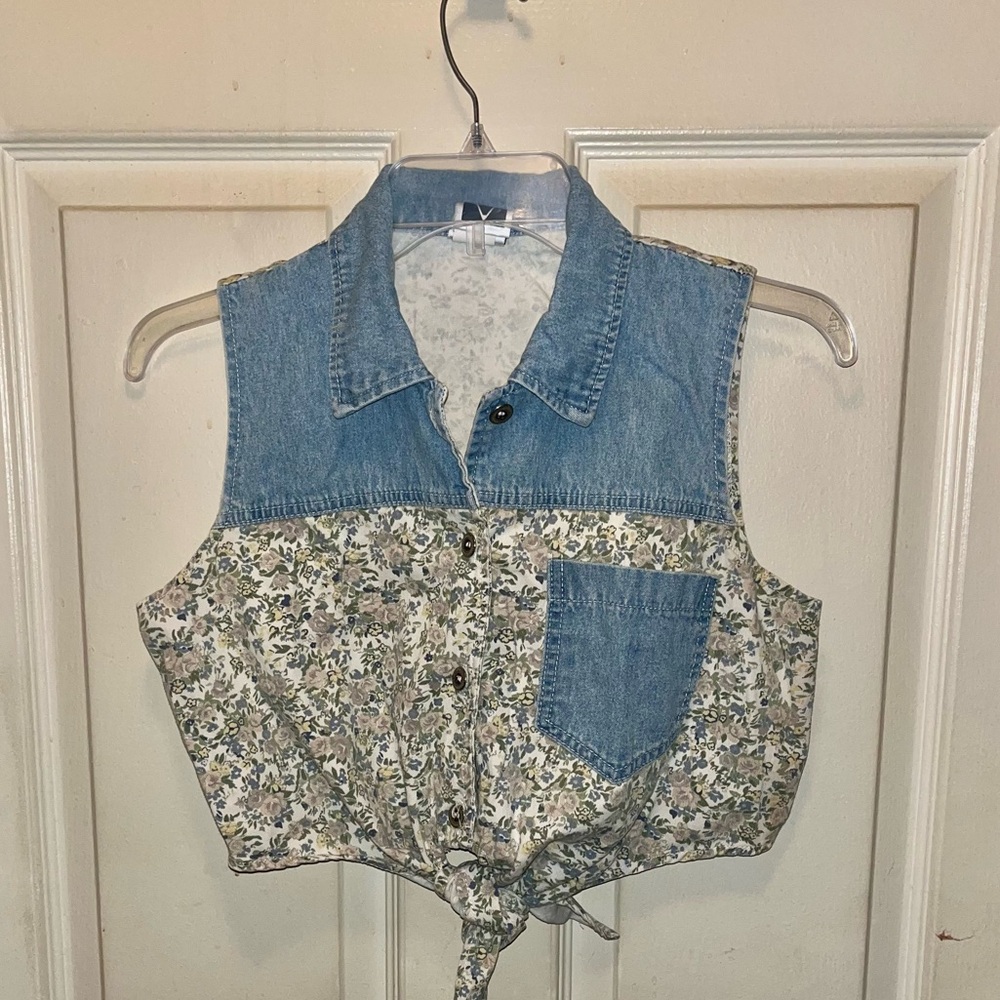 POTTERY Women’s Sleeveless Button Down Floral Print Denim Jean Crop Top. Sz M.